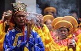 [ẢNH] Đầu xuân xem người đội trâu rơm đi cày, trai giả gái tung trấu gieo mạ...